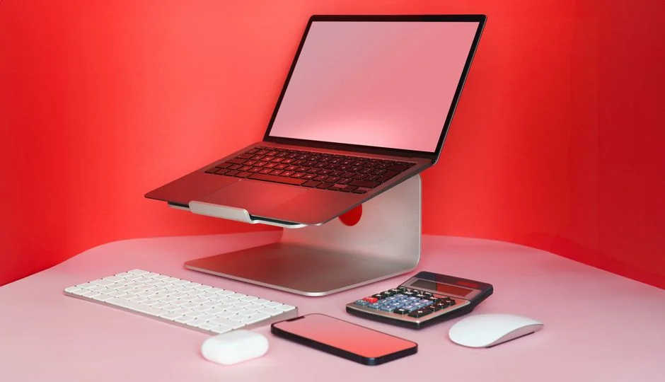 services-02 Elegantné pracovné prostredie s notebookom a monitormi, na ktorých je zobrazený dizajnérsky softvér.